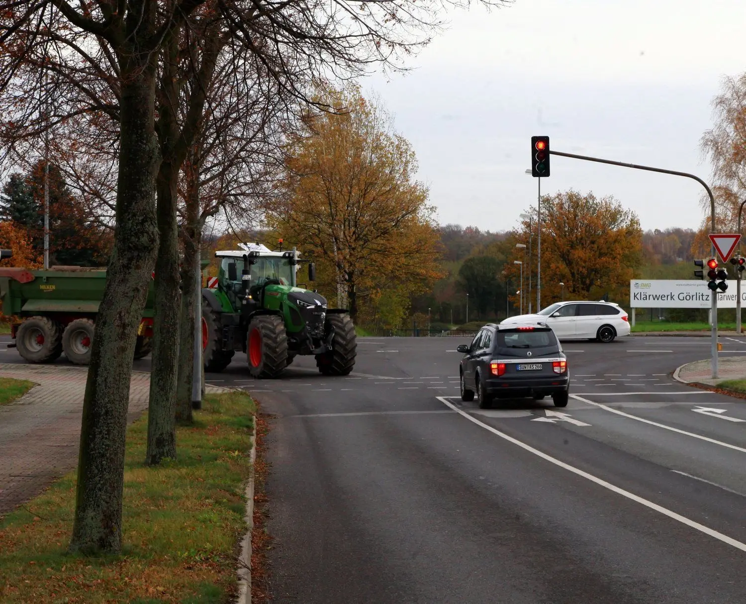 Die Schlesische Straße endet derzeit noch im Nirgendwo zwischen Gestrüpp und Kläranlage.