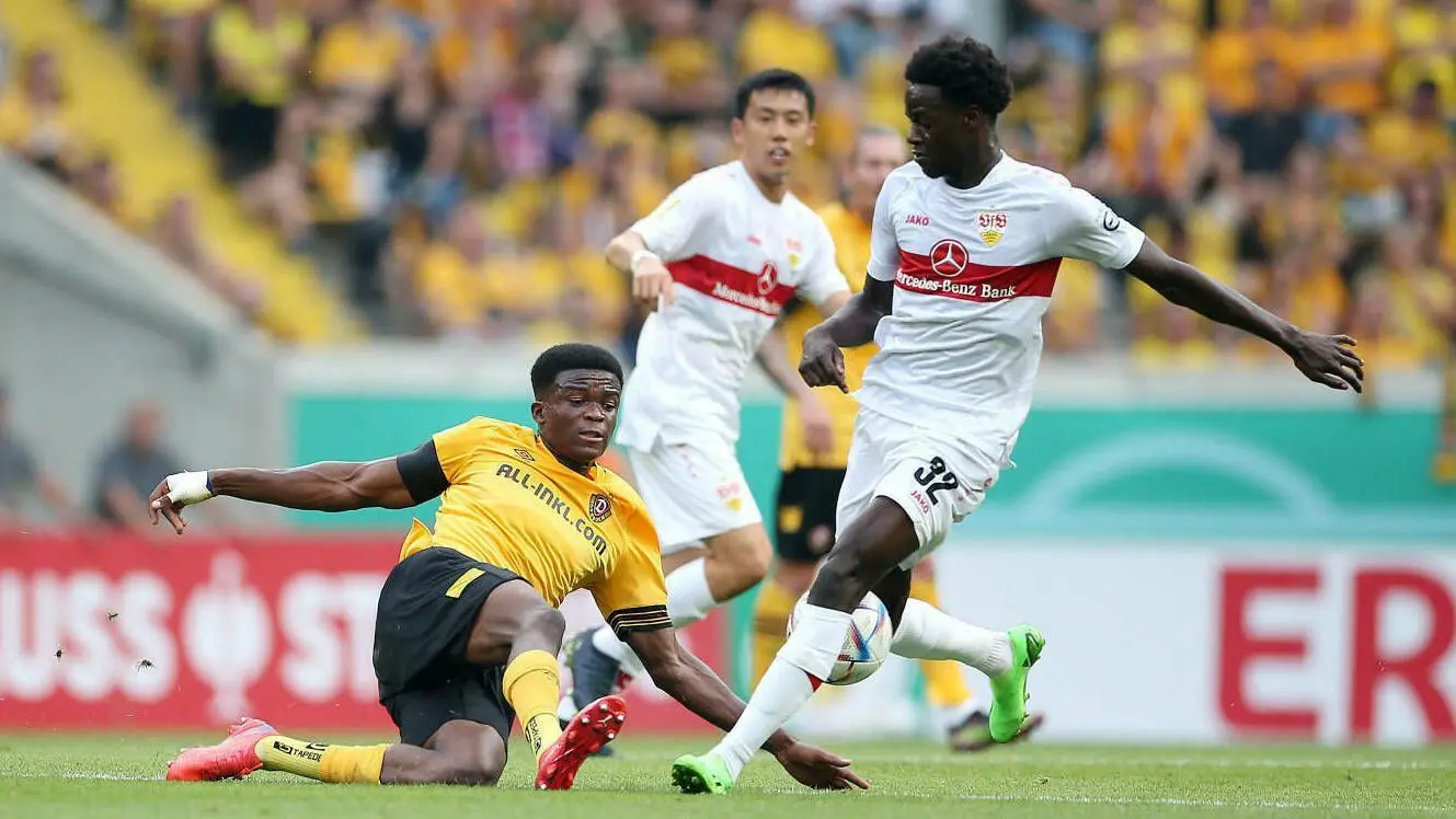 Michael Akoto (links) von Dynamo Dresden attackiert in dieser Szene den Stuttgarter Naouirou Ahamada.