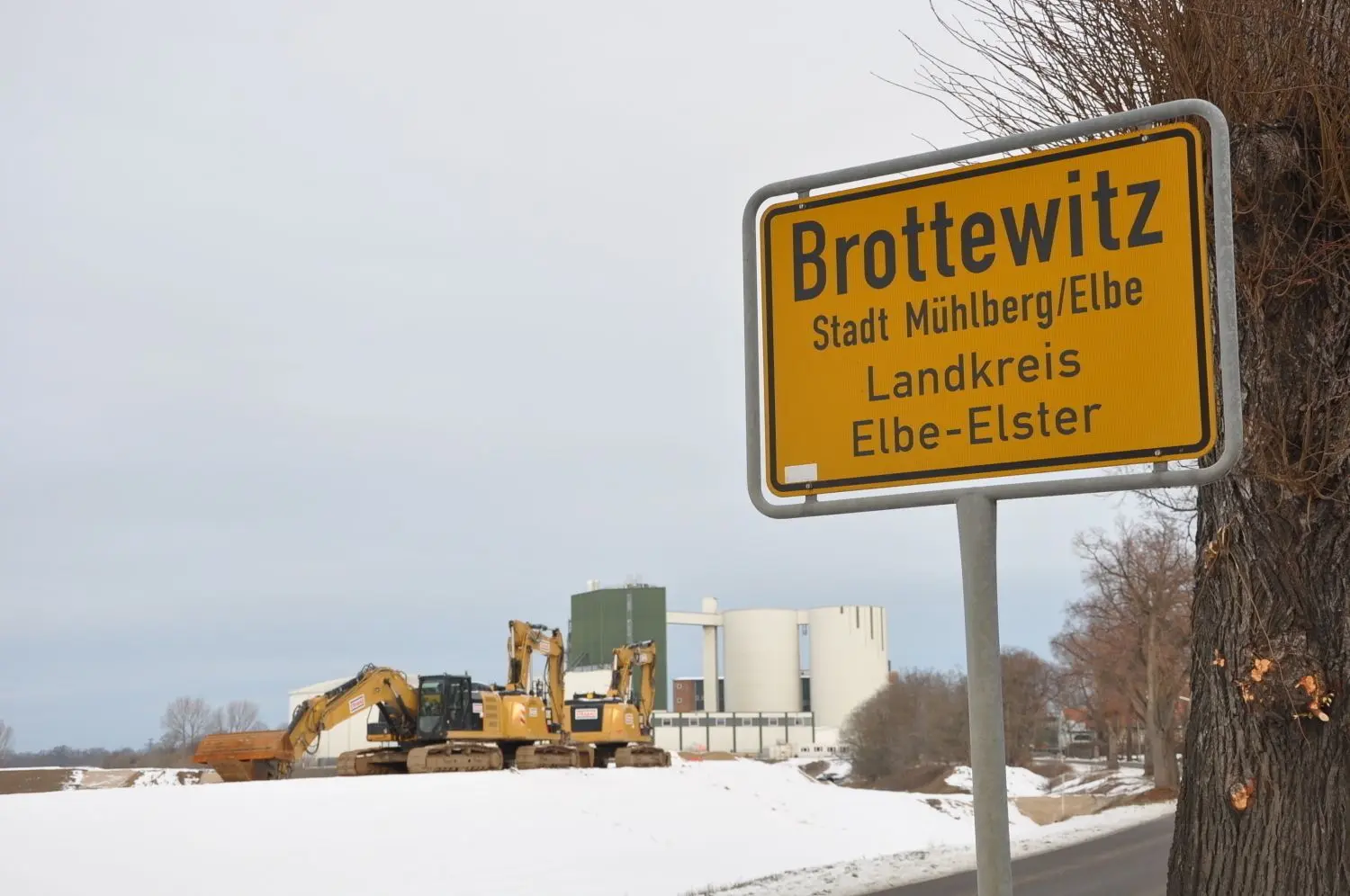 Noch hofft man in Brottewitz und darüberhinaus, dass die 90 Arbeitsplätze gerettet werden können. Beispiel ist das ehemalige Campina-Werk, dass vor Jahren vor dem Aus stand und dann doch verkauft werden konnte. bekannt ist es heute als Odenwald Früchte GmbH.