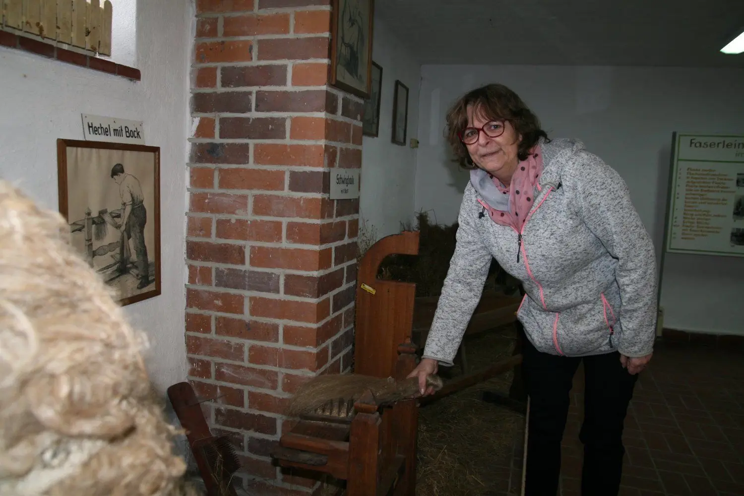 Stolz ist Museumsleiterin Sabine Kamprad auf die vollständige Verabeitungsstrecke für Flachsleinen.