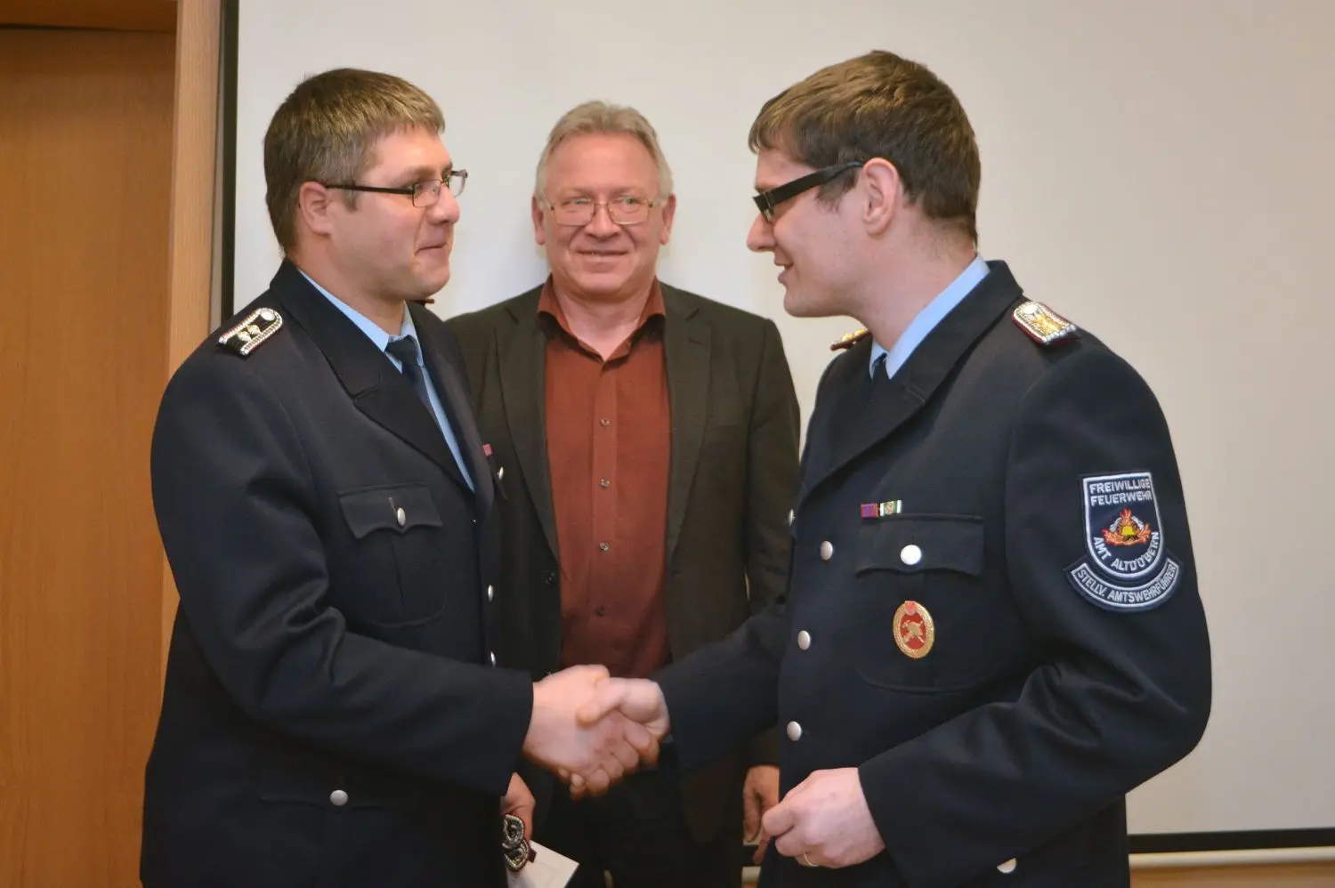 Im Rahmen der Jahreshauptversammlung der FF Altdöbern ist Maik Nuglisch (l.) zum Löschmeister befördert worden. Zu den ersten Gratulanten zählten Amtsdirektor Frank Neubert und Ortswehrführer Robert Abt (r.).