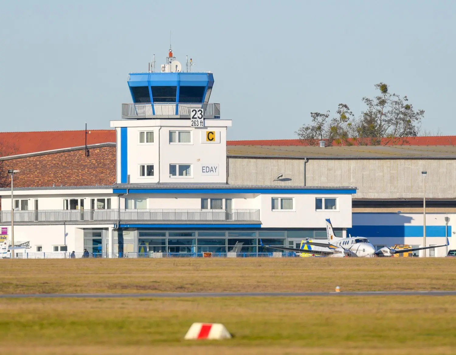 Der Tower am Flugplatz Strausberg. Beim Absturz eines Kleinflugzeuges auf dem Flugplatz im brandenburgischen Strausberg sind zwei Menschen ums Leben gekommen.