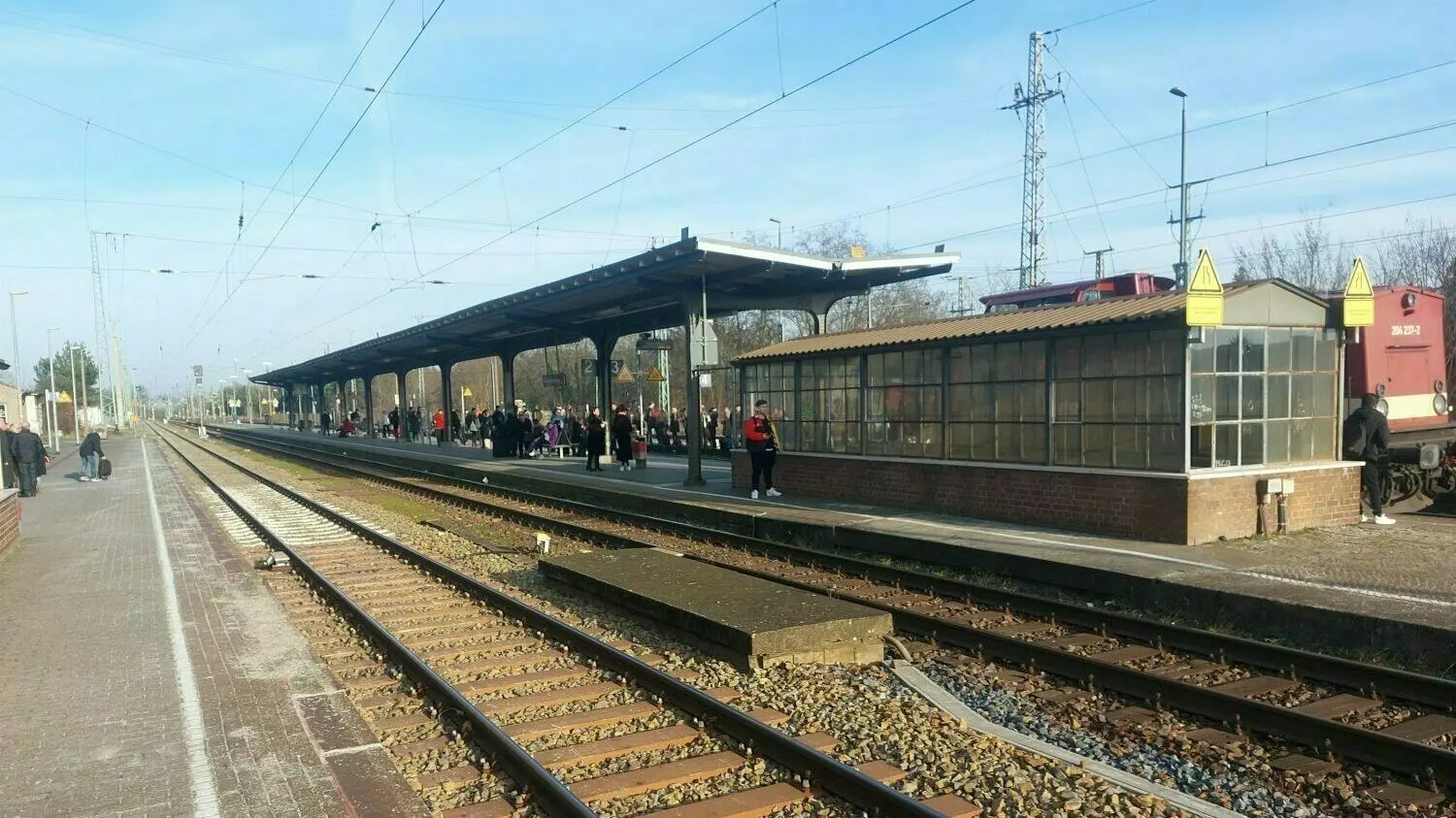 Der Calauer Bahnhof ist aktuell nicht barrierefrei. Lediglich über Unterführungen kommt man zu den Gleisen 2 - 4. Für Rollstuhlfahrer eine Zumutung.