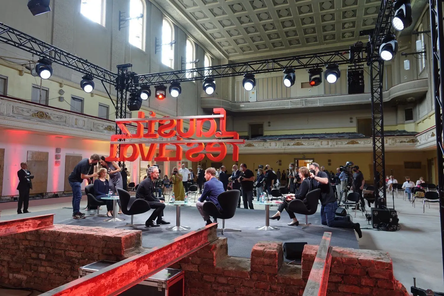 Der Blick in die Görlitzer Stadthalle verrät auch vor ihrer Sanierung, sie ist ein  besonderes Gebäude mit viel Geschichte und noch mehr Charme.