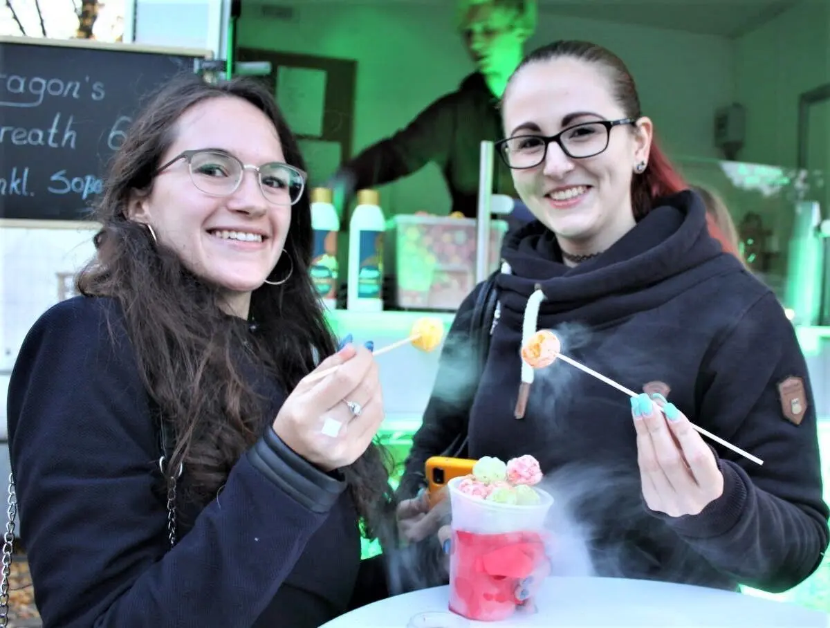 Lisa Noack und Susanne Steffen haben bei der Streetfood-Premiere vor drei Jahren das dampfende Popcorn probiert.