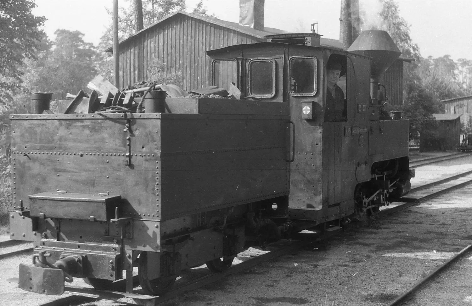 Graf Arnim hat bis zum Jahr 1969 seinem Dienst bei der Waldeisenbahn versehen. Diese historische Aufnahme aus dem Jahr 1960 zeigt Lokführer Walter Honko aus Weißwasser mit der Dampfmaschine am Bahnhof Tiergarten Ost. Der Ort wurde vom Tagebau geschluckt.