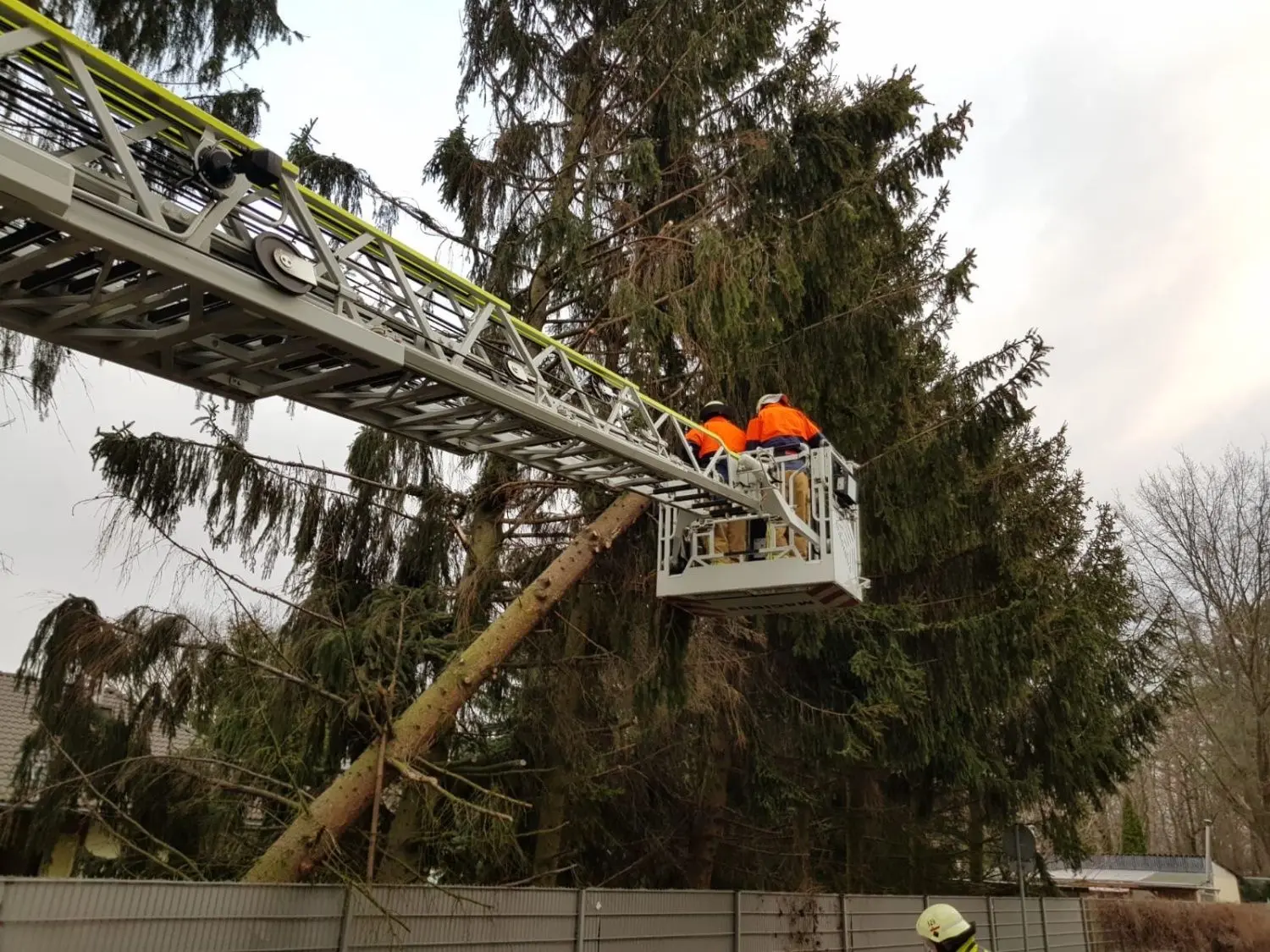 Die Feuerwehr bei der Beseitigung von Sturmschäden in Cottbus.