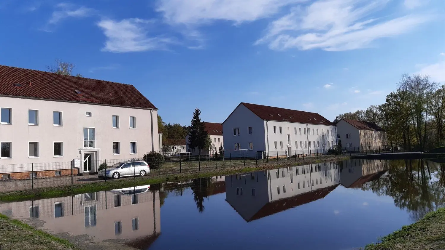 Die moderne Bio-Kläranlage macht die Wohnblöcke der Ringstraße in Groß Schacksdorf zu „Wassergrundstücken“.