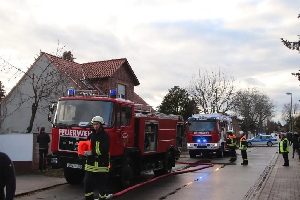 Aus bislang ungeklärter Ursache ist in Kolkwitz ein Feuer im Wohngebäude einer Familie ausgebrochen. Einsatzkräfte der Feuerwehr eilten zum Ort des Geschehens.