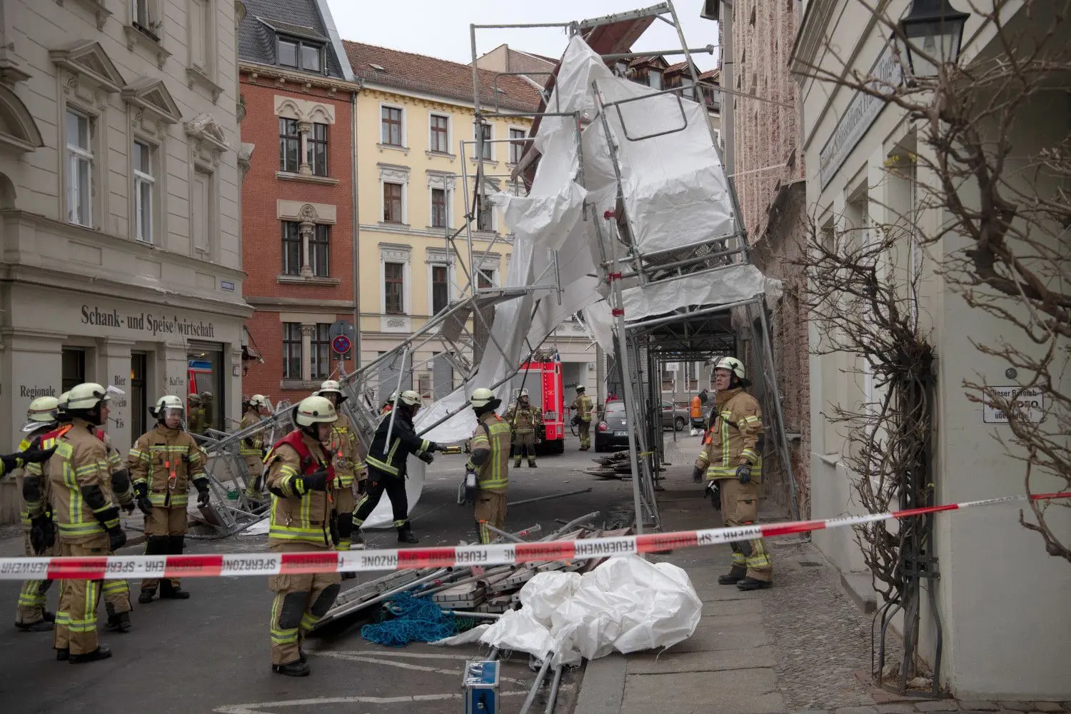 In der Berliner Sophienstraße haben Windböen ein Gerüst zu Fall gebracht.