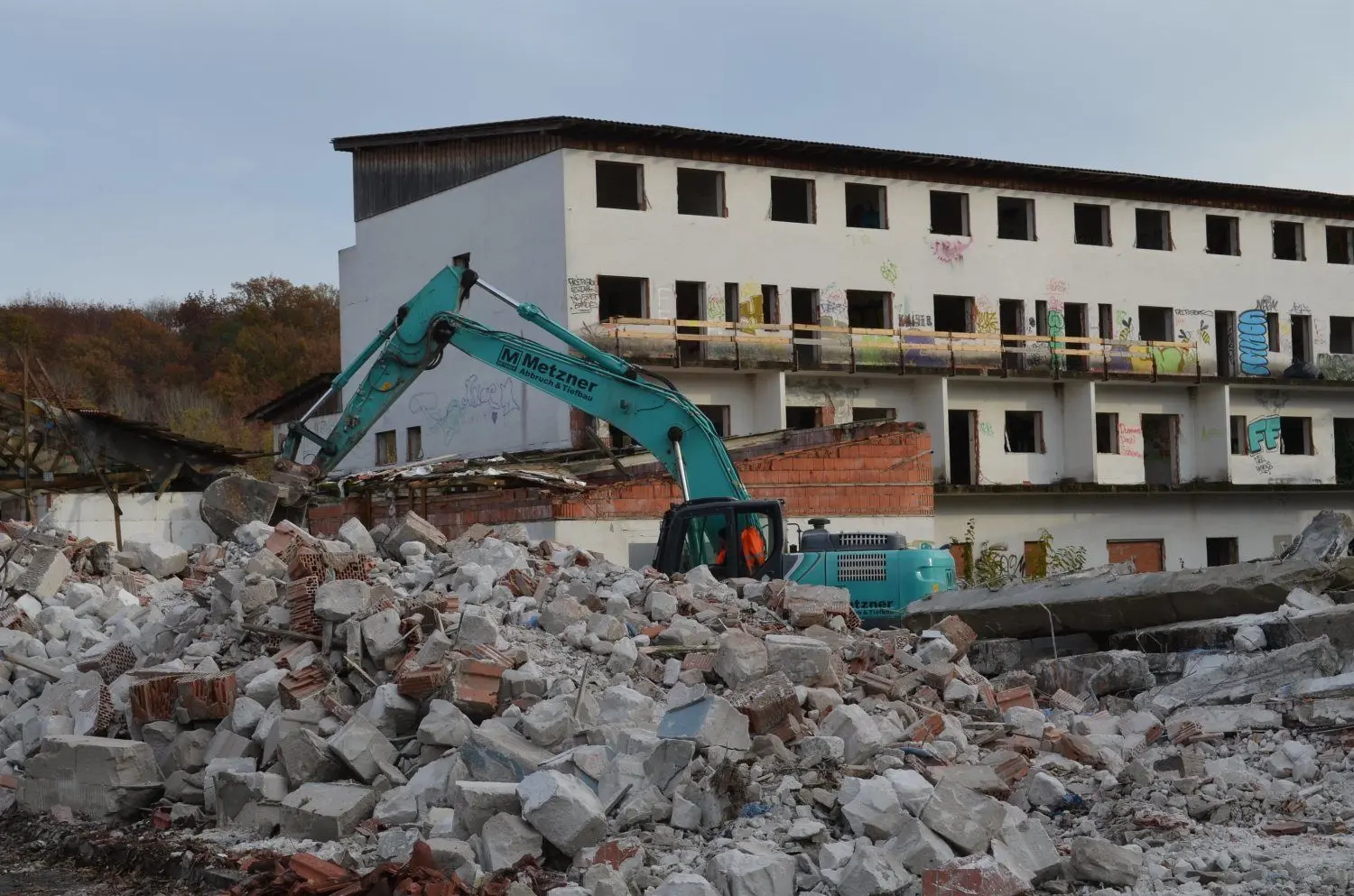 Die Investruine am Lautaer Ortseingang wird bis Jahresende 2021 abgerissen.