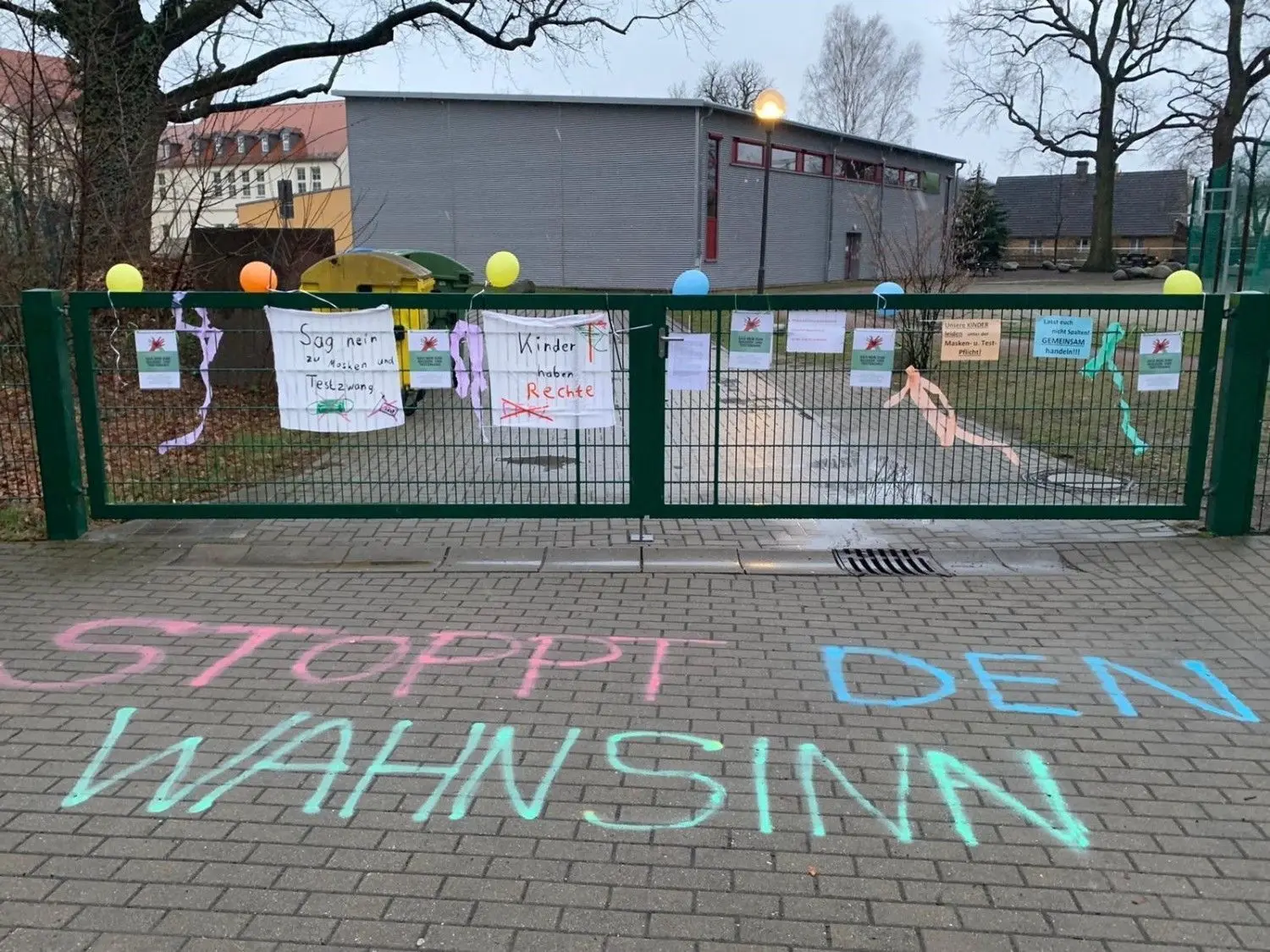 Am Donnerstagabend hat die Polizei die Plakate an der Schule wieder entfernen lassen. Sie lösten eigenen Angaben zufolge eine unangemeldete Versammlung auf, ließen 30 Plakate wieder entfernen und erstatteten Anzeigen wegen Verstoßes gegen die  Corona-Schutzverordnung.