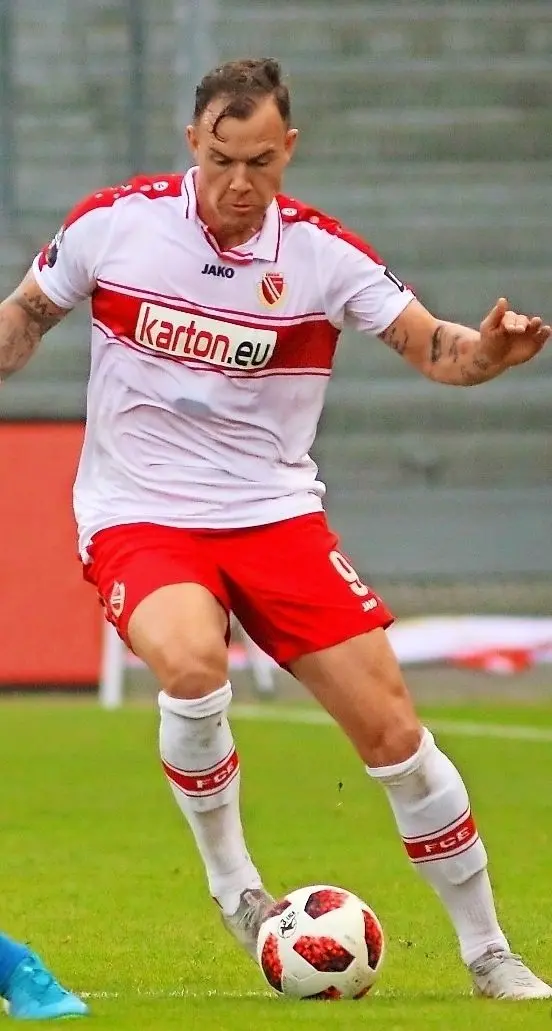 15 Marius Grösch (Jena, l.), 9 Kevin Scheidhauer (Energie Cottbus, r.).. - (Wichtiger Hinweis: Der DFB untersagt die Verwendung von Sequenzbildern im Internet und in Online-Medien während des Spiels (einschließlich Halbzeit). Sperrfrist! Der DFB erlaubt die Publikation und Weiterverwertung der Bilder auf mobilfunkfähigen Endgeräten (insbesondere MMS) und über DVB-H und DMB erst nach Spielende.)