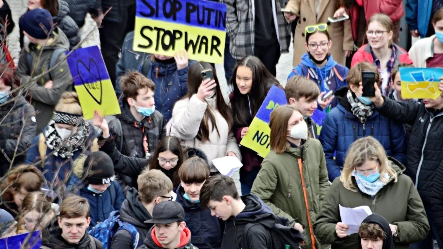 Beeindruckendes Statement für Frieden: Finsterwalder Schüler demonstrieren auf dem Markt für Frieden in der Ukraine.