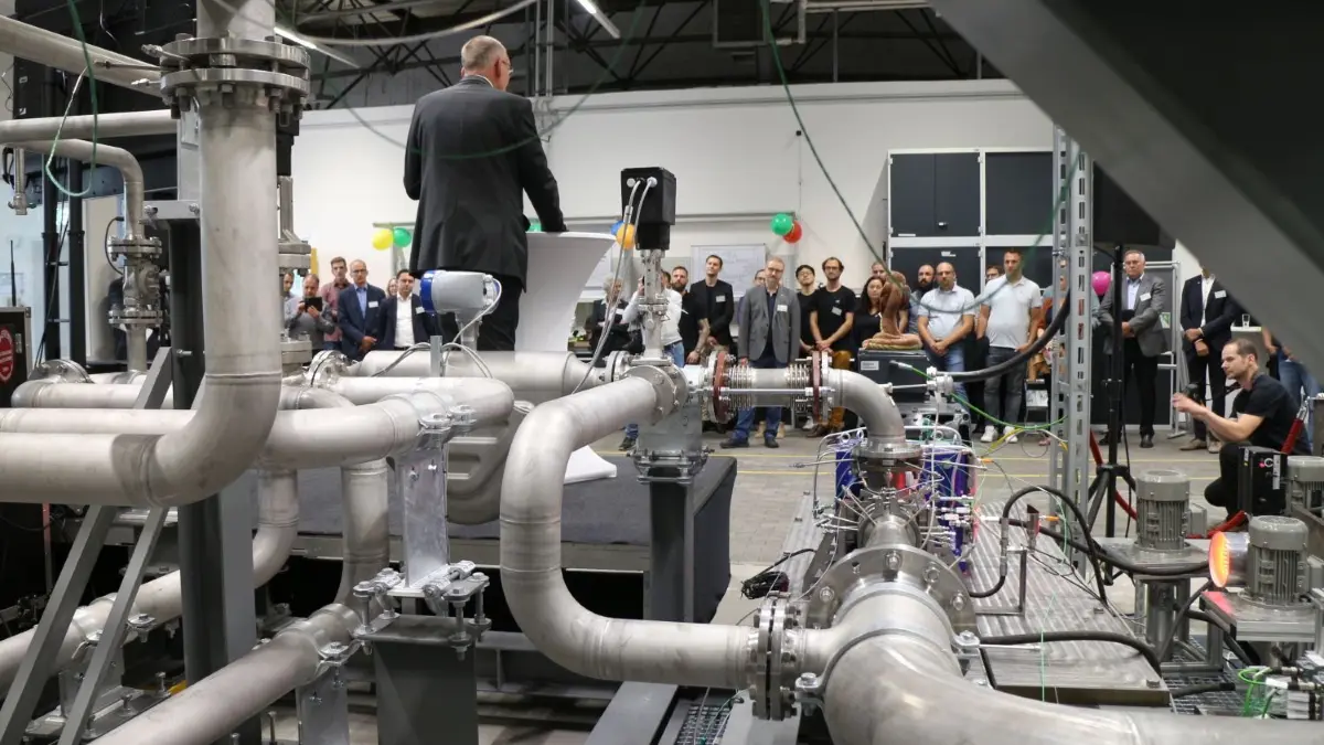 Einweihung der Weltrekord-Pilotanlage für eine Hochtemperatur-Wärmepumpe auf dem ehemaligen TKC-Gelände in Cottbus.
Einweihung Pilotanlage einer Hochtemperatur-Wärmepumpe, Cottbus, DLR-Institut für Co2-arme Industrieprozesse