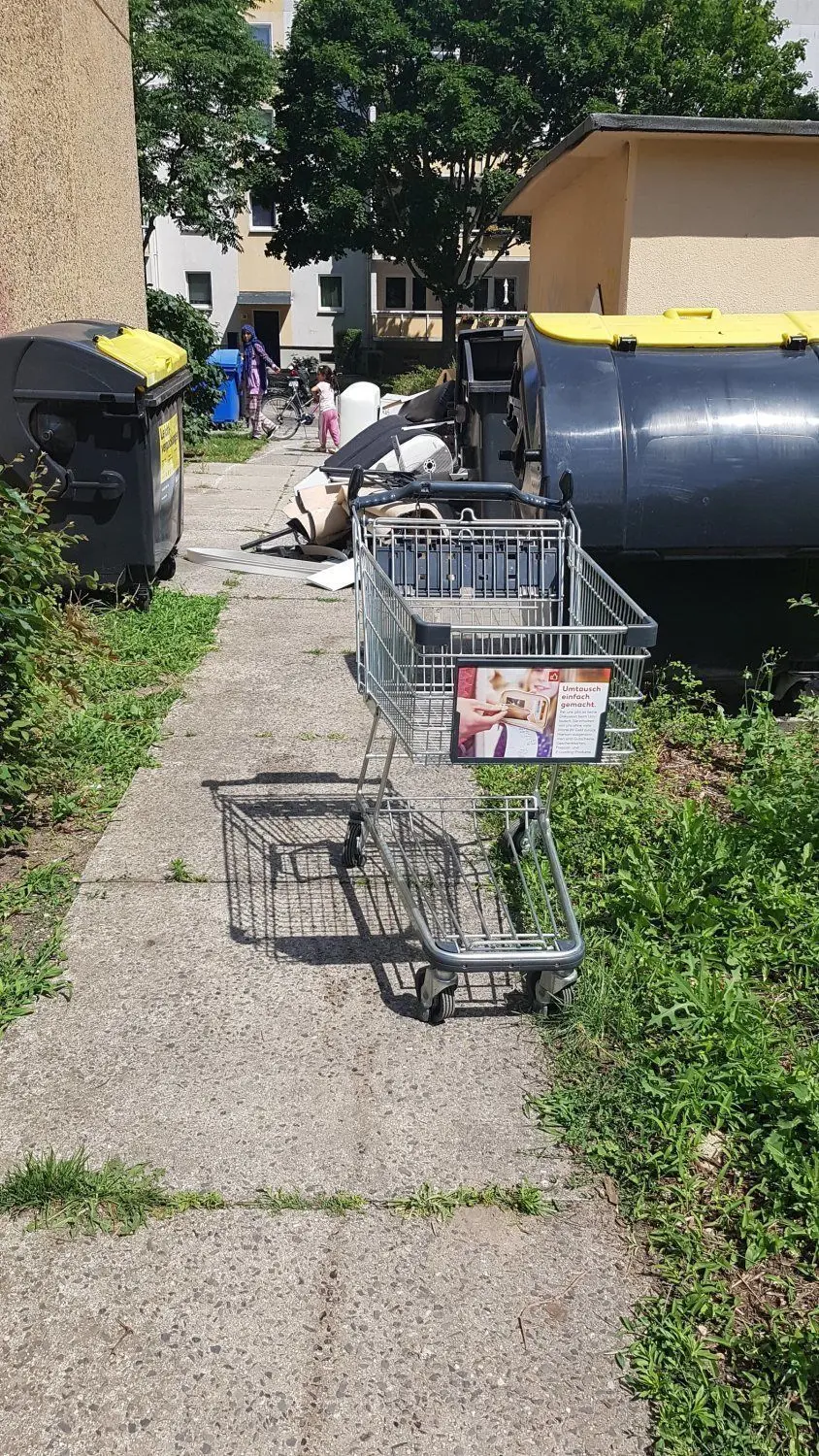 Einkaufswagen, Sperrmüll und Lebensmittelreste liegen manchmal tagelang auf der Straße rum, beklagen Anwohner.
