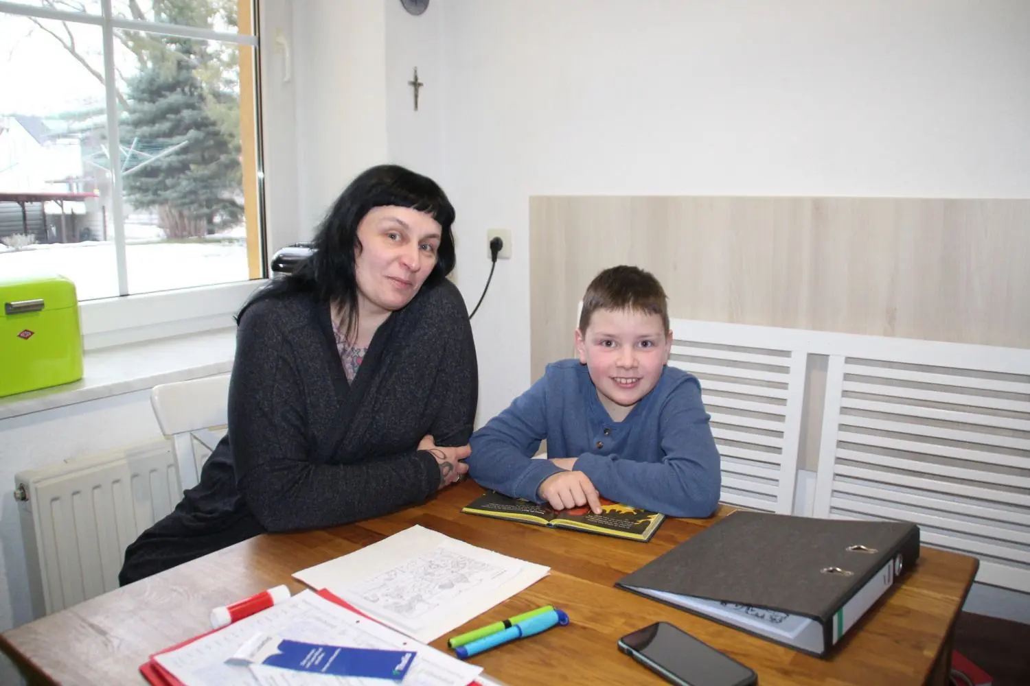 Alltag beim Distanzlernen im Lockdown: Anita Sacher (42) übt mit ihrem achtjährigen Sohn Liam nach dem eigenen anstrengenden Arbeitstag noch Lesen und Rechnen. Sie wünscht sich, dass die Schüler endlich wieder richtige Lehrer als Bezugspersonen bekommen.