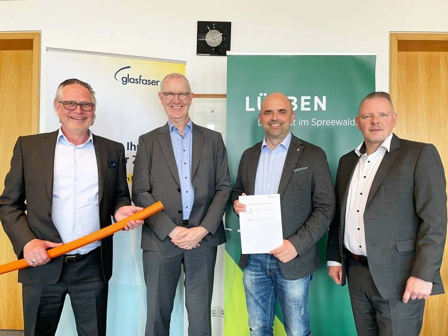 Gemeinsam wollen sie den Glasfaserausbau stemmen: Andreas Dankert von der GlasfaserPlus GmbH, Gerhard Janßen, Geschäftsführer der Wirtschaftsförderungsgesellschaft Dahme-Spreewald, Bürgermeister Jens Richter und LDS-Wirtschaftsdezernent Stefan Klein.