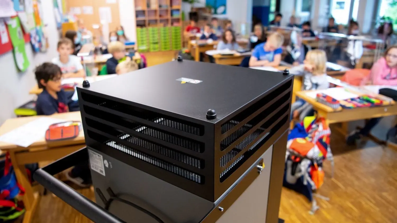 Für das Beschaffen von mobilen Luftreinigungsgeräten für Klassenräume haben Schulen aus ganz Brandenburg jetzt etwas mehr als eine Million Euro beantragt.