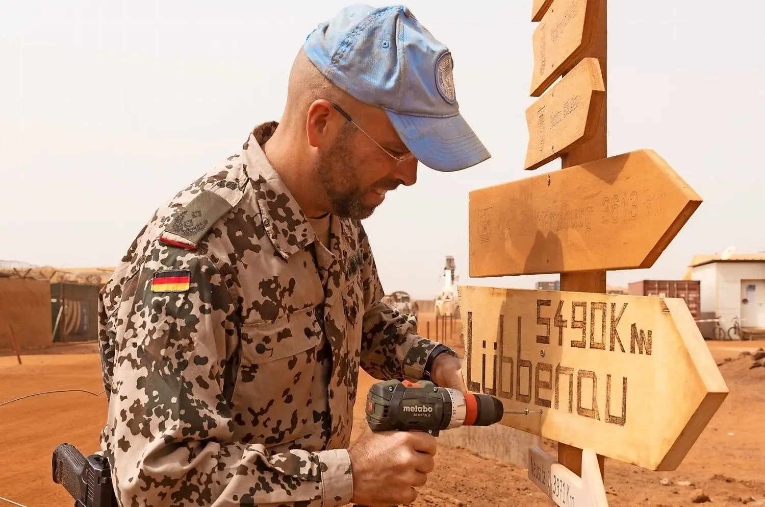 Robert Habermann aus Lübbenau hat dieses Schild während seines Blauhelm-Einsatzes in Mali im Camp angebracht.⇥