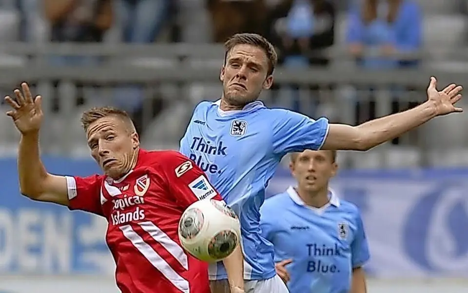 Marco Stiepermann (l.) musste mit Jochbeinprellung vom Feld.