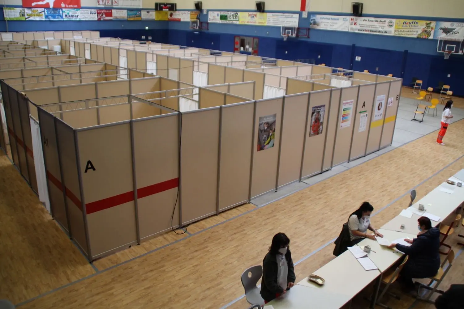 Blick auf die Impfstraße in der Sporthalle am Flugplatz Kamenz. Rechts und links befindet sich jeweils eine Impfstrecke mit sechs Kabinen für Arztgespräche und Impfung.