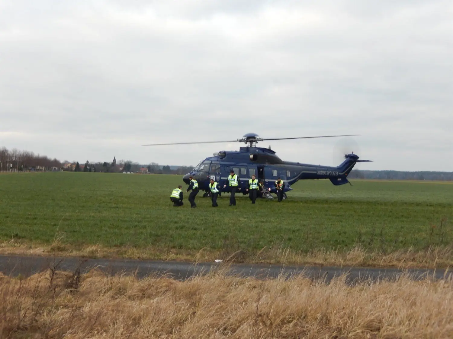 Ein „Mittlerer Transporthubschrauber AS332 L1“ der Bundespolizei, auch „Super-Puma“ genannt, landet auf einem Feld bei Sacro.