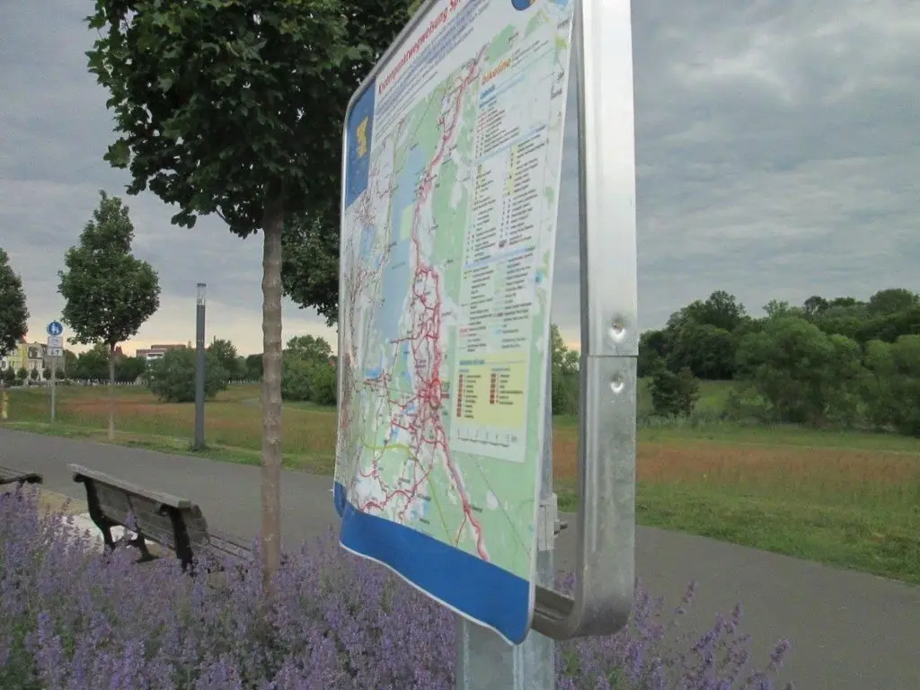 Vandalismus am Knotenpunktleitsystem, hier am Kegeldamm in Forst.