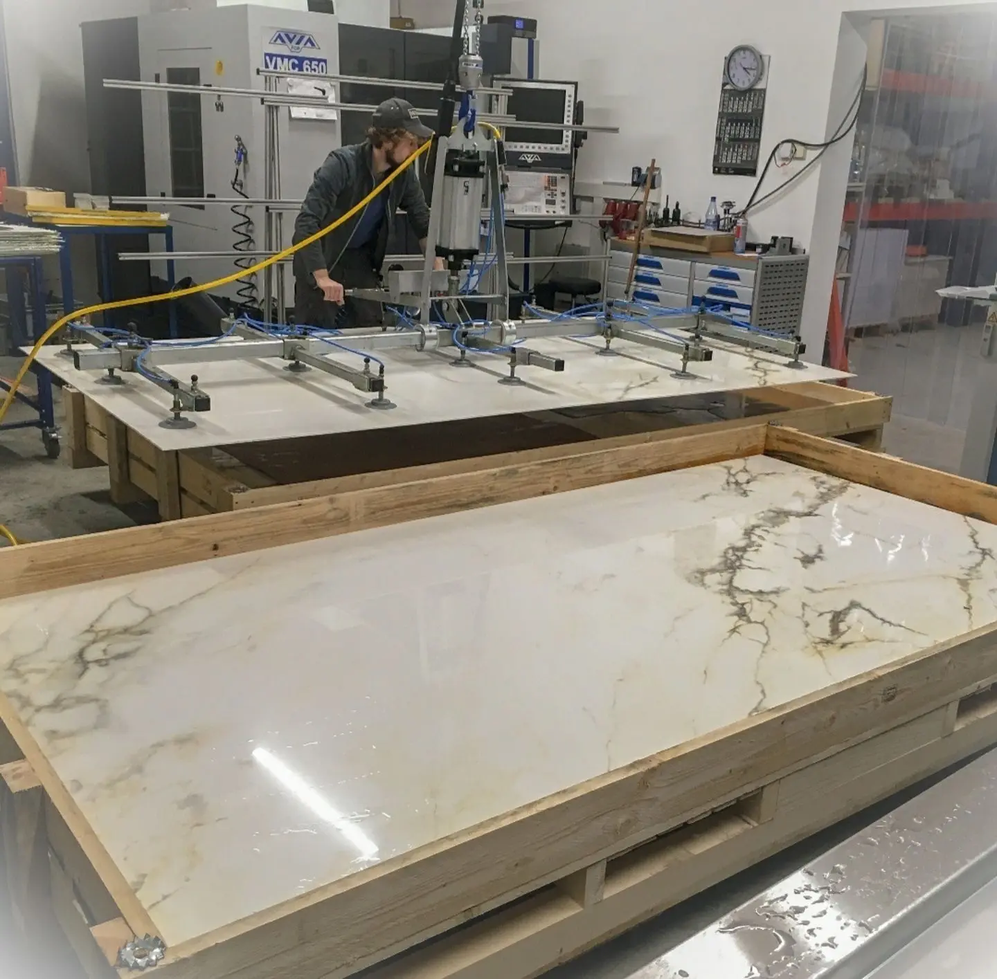 In der Schliebener Werkstatt werden die Fliesen für die weitere Verarbeitung vorbereitet. Wegen des akuten Platzmangels ist ein Neubau geplant.
