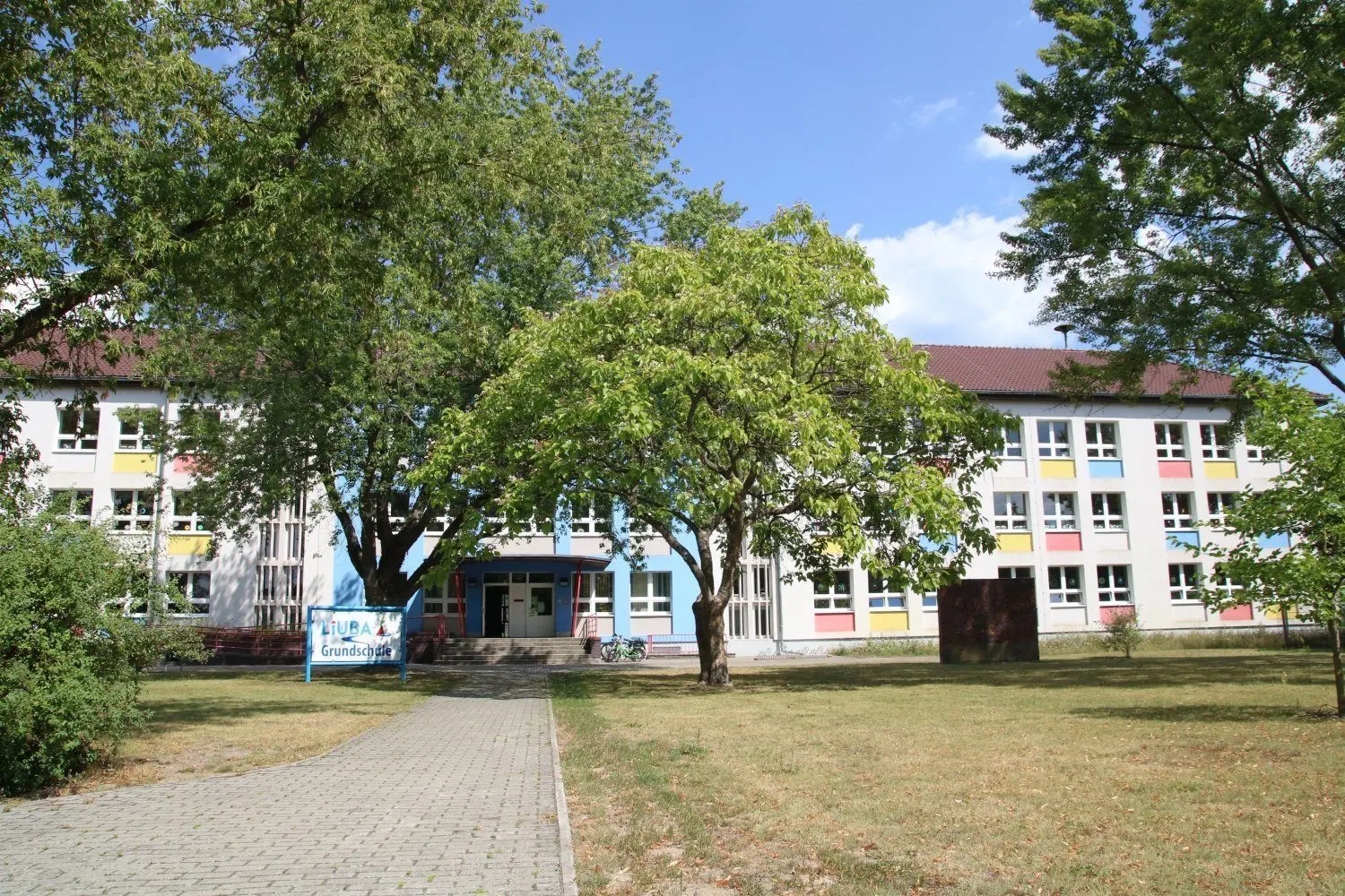 Statt der geplanten Schublade soll ein ganzer Flügel vor dem Haupteingang der Grundschule in Lübben-Nord gebaut werden.