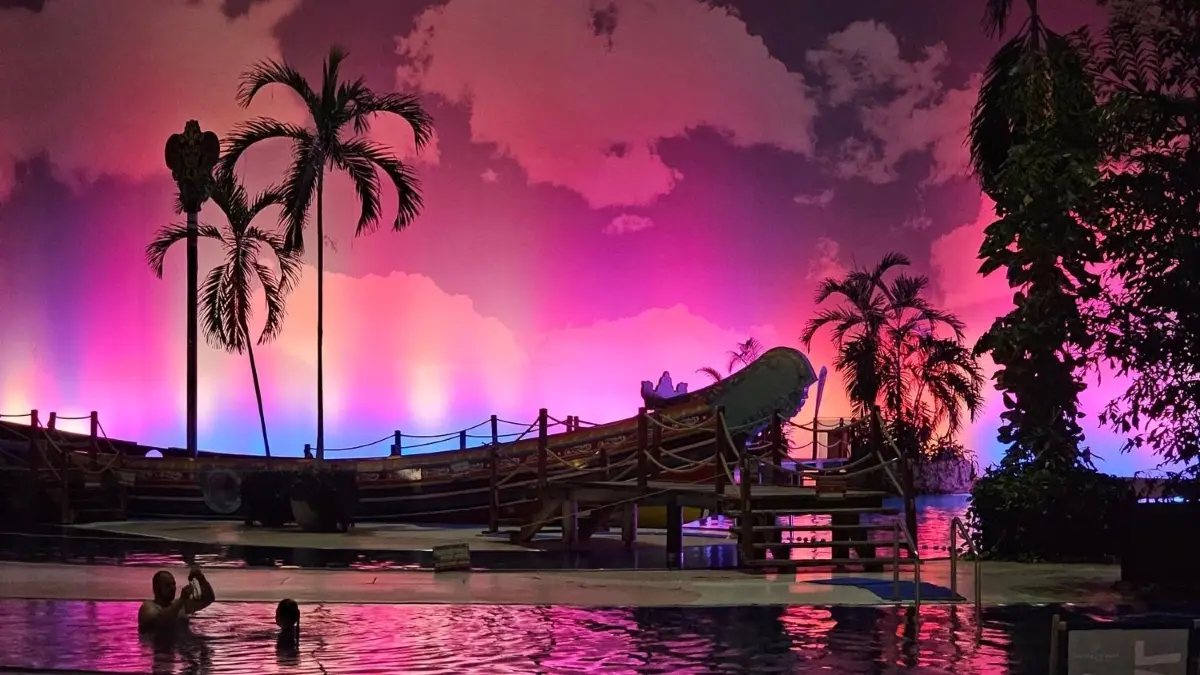 Eine bunte Sommernacht zu Silvester? Im Tropical Islands ist das möglich.
Auch im Winter kann man im Tropical Islands eine bunte Sommernacht erleben.