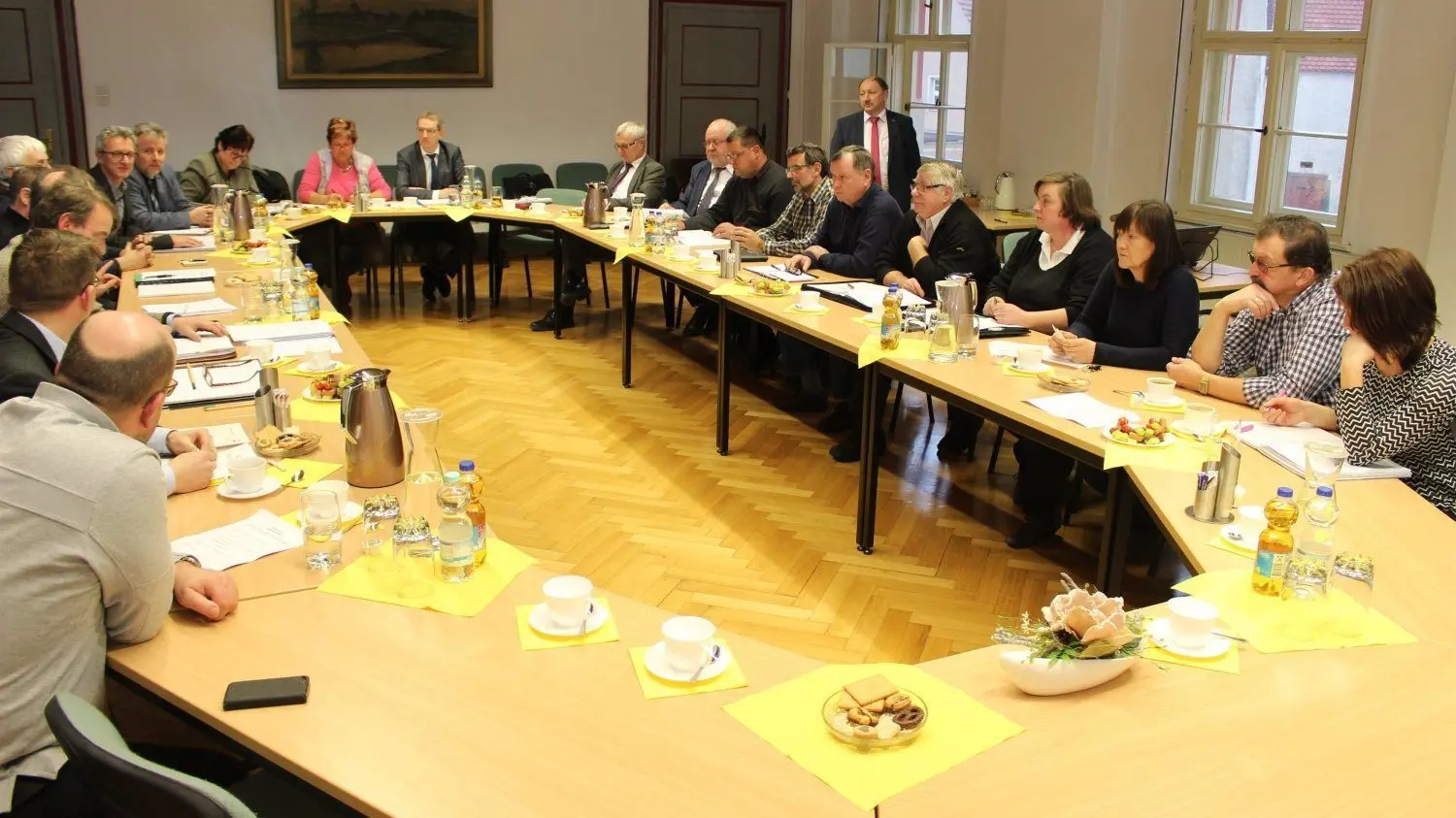 Archivfoto – Es gab bislang mehrere Kiesgipfel im Rathaus Mühlberg mit kommunalen Vertretern, vom Land, den beiden Kiesunternehmen und der Bürgerinitiative. Zuletzt war der Ton wieder rauer geworden.