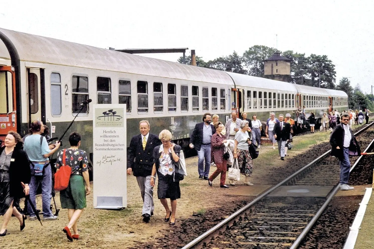 In diesem Jahr widmet sich das Niederlausitz-Museum besonders der Entwicklung der Niederlausitzer Eisenbahnen. Das Bild zeigt Konzertgäste, die 1992 am Bahnhof Luckau aus einem Sonderzug aus Berlin aussteigen.