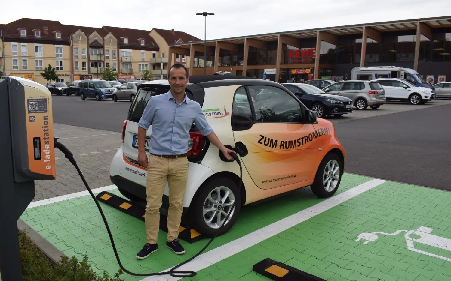Die Stadtwerke Forst setzen weiter auf Elektromobilität. Daniel Schmidt demonstriert hier das Aufladen an der neuen Station am Forster Rewe-Markt.
