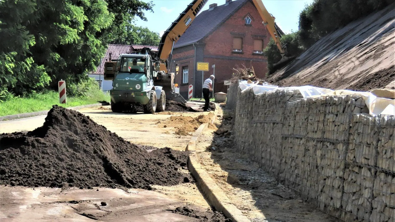 Hangsanierung an der L 52 zwischen Bühlow und Sellessen: Bis zu 1,50 Meter hoch wurde die Gabionenwand bei der Böschungssanierung an der L 52 in Sellessen gebaut.