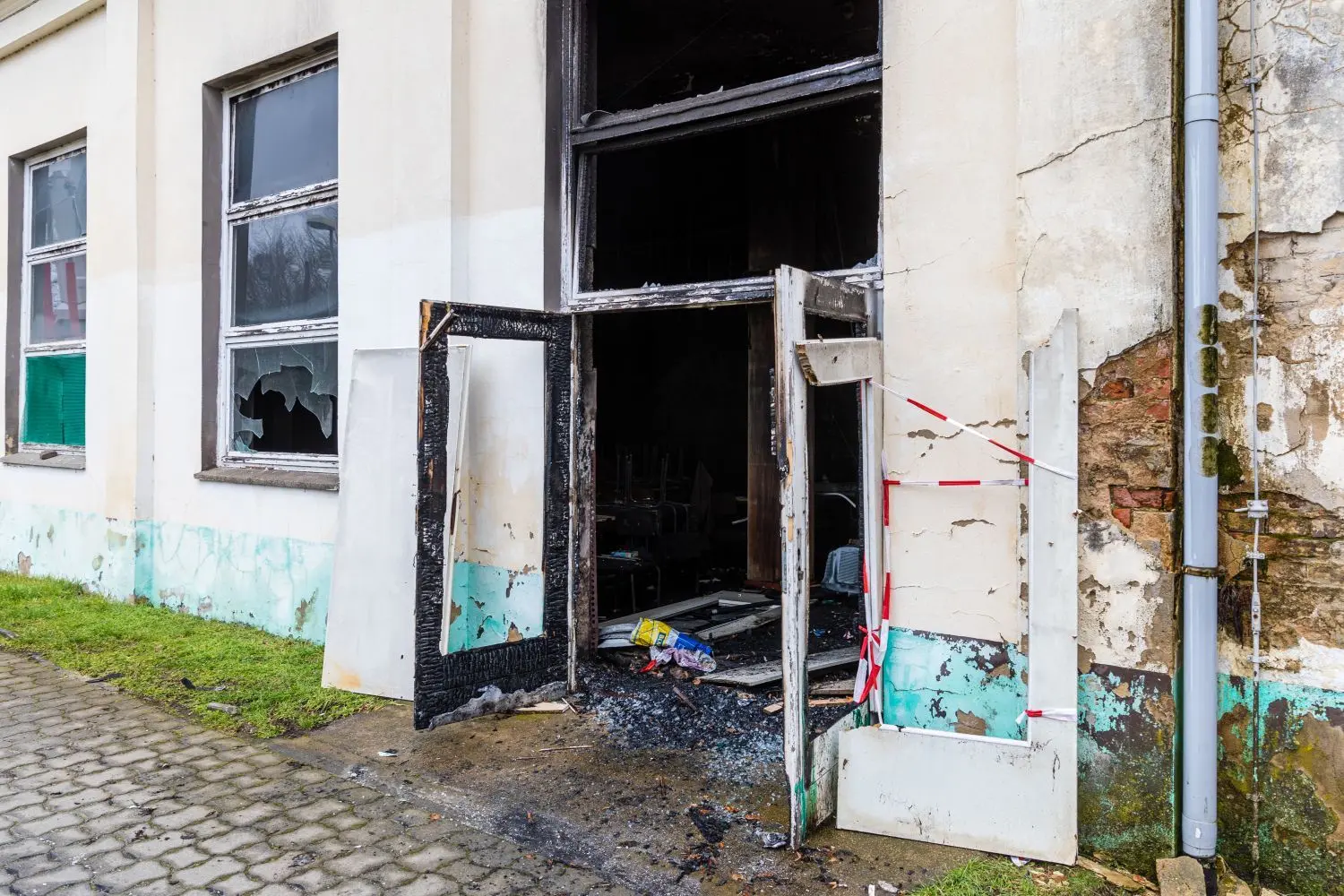 29.03.2020, Brandenburg, Drebkau: Brand im Drebkauer Volkshaus: Das Drebkauer Volkshaus wurde bei einem Brand in der Nacht zum Sonntag vollständig zerstört. 60 Kameradinnen und Kameraden der Drebkauer Feuerwehr und von Wehren der umliegenden Ortsteile sowie aus Cottbus konnten mit 15 Fahrzeugen verhindern, dass sich das Feuer auf das Schützenhaus und andere angrenzende Gebäude ausbreitete. Die Kriminalpolizei nahm die Brandursachenuntersuchung auf.Foto: Frank Hammerschmidt