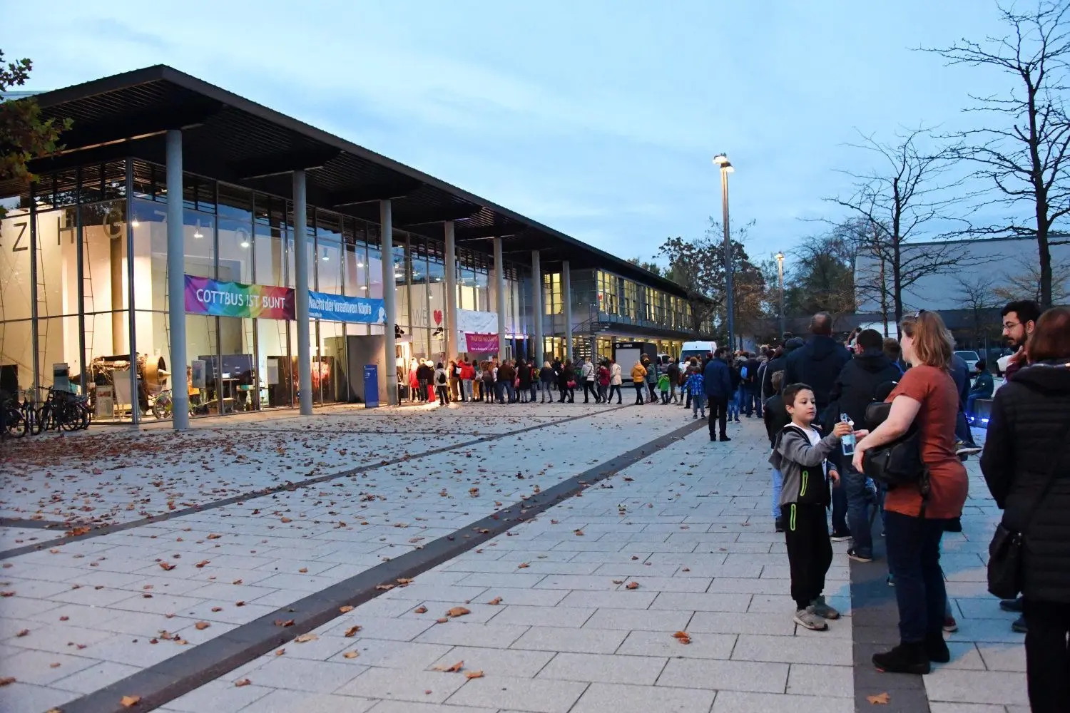 Lange Schlangen vor dem zentralen Hörsaalgebäude der BTU.