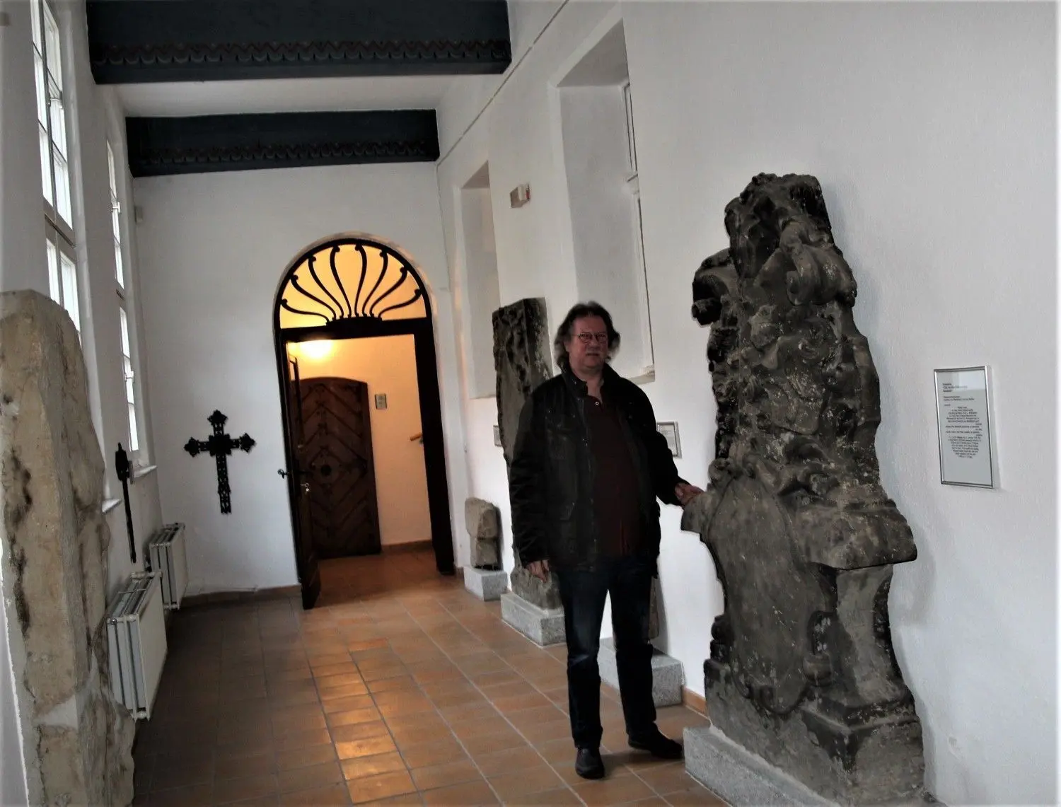 Die rechte Wand im langen Flur, der heute Teile des Lapidarium beherbergt, war einst die Außenwand des Schlosses, der Gang entstand erst zur größeren Sicherheit der Richter, nachdem das Amtsgericht nach 1878 in den Ostflügel eingezogen war.