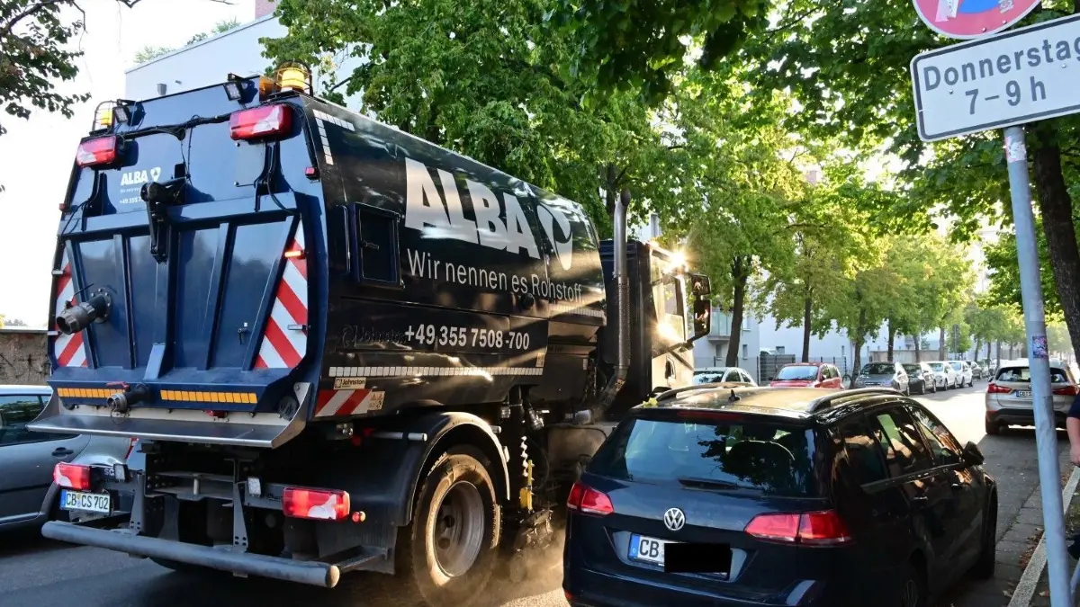 Straßenreinigung am Donnerstagmorgen in der August-Bebel-Straße zwischen Lausitzer Straße und Schillerplatz: In dieser Zeit herrscht absolutes Halteverbot. Um die noch parkenden Autos muss die Kehrmaschine herumfahren.
Strassenreinigung mit einer Kehrmaschine des Cottbuser Entsorgungsunternehmens ALBA am Donnerstagmorgen in der August-Bebel-Straße zwischen Lausitzer Straße und Schillerplatz.