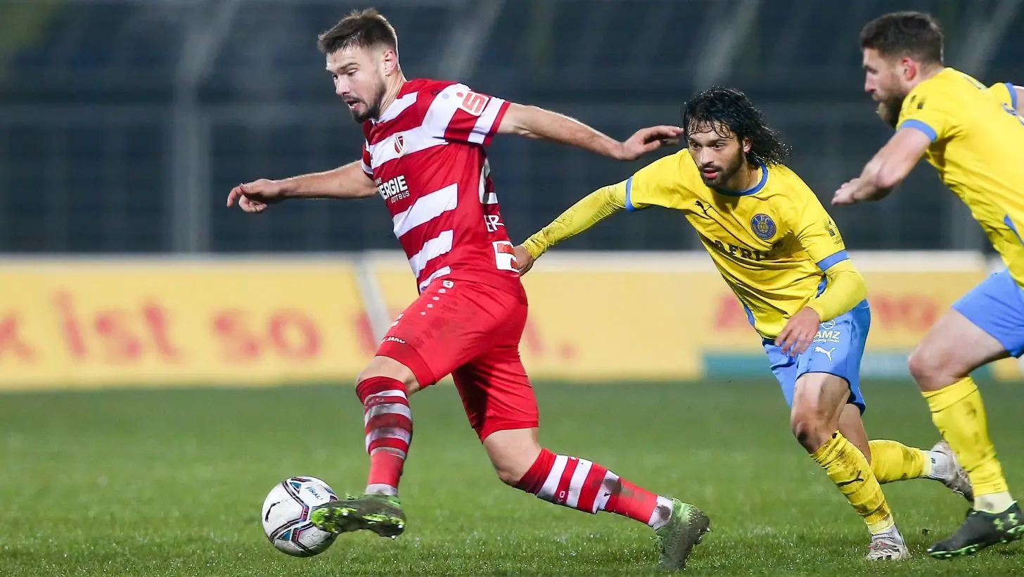 Bei Energie Cottbus (hier Niclas Erlbeck/l.) fällt am Samstag gegen Hertha BSC II wahrscheinlich die halbe Mannschaft aus