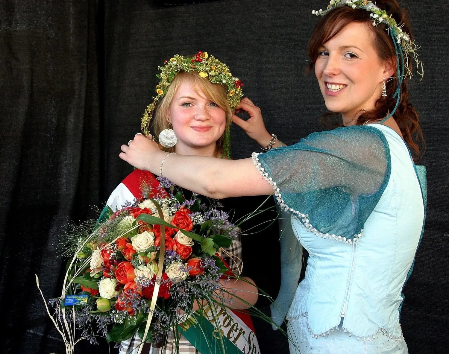Dass Jana Stegemann (r.) das Kino liebt, stand schon ihren ihren Bewerbungsunterlagen zur Spreenixe. Als 12. Spremberger Spreenixe übergab sie 2009 das Ehrenamt Annegret Rittel (l.).