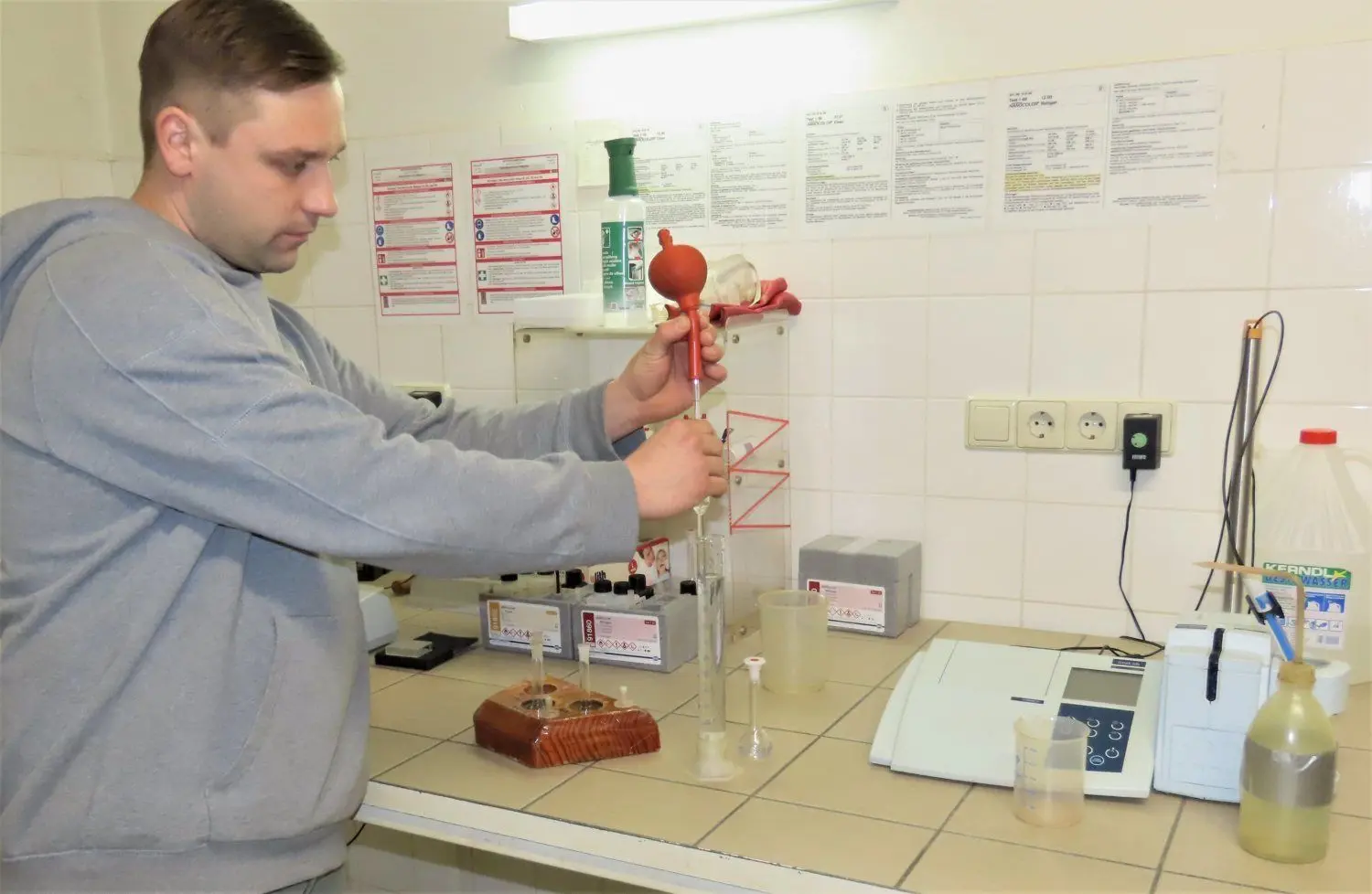 Alex Lieschke bei der Trinkwasserprobe im Wasserwerk in den Slamer Kuthen. Mangan, Eisen, der ph-Wert und Sauerstoffgehalt werden täglich geprüft. Die größte Bedrohung für Sprembergs Trinkwasserschutzgebiet ist jedoch die Sulfat-Fahne vom Tagbau Nochten. 