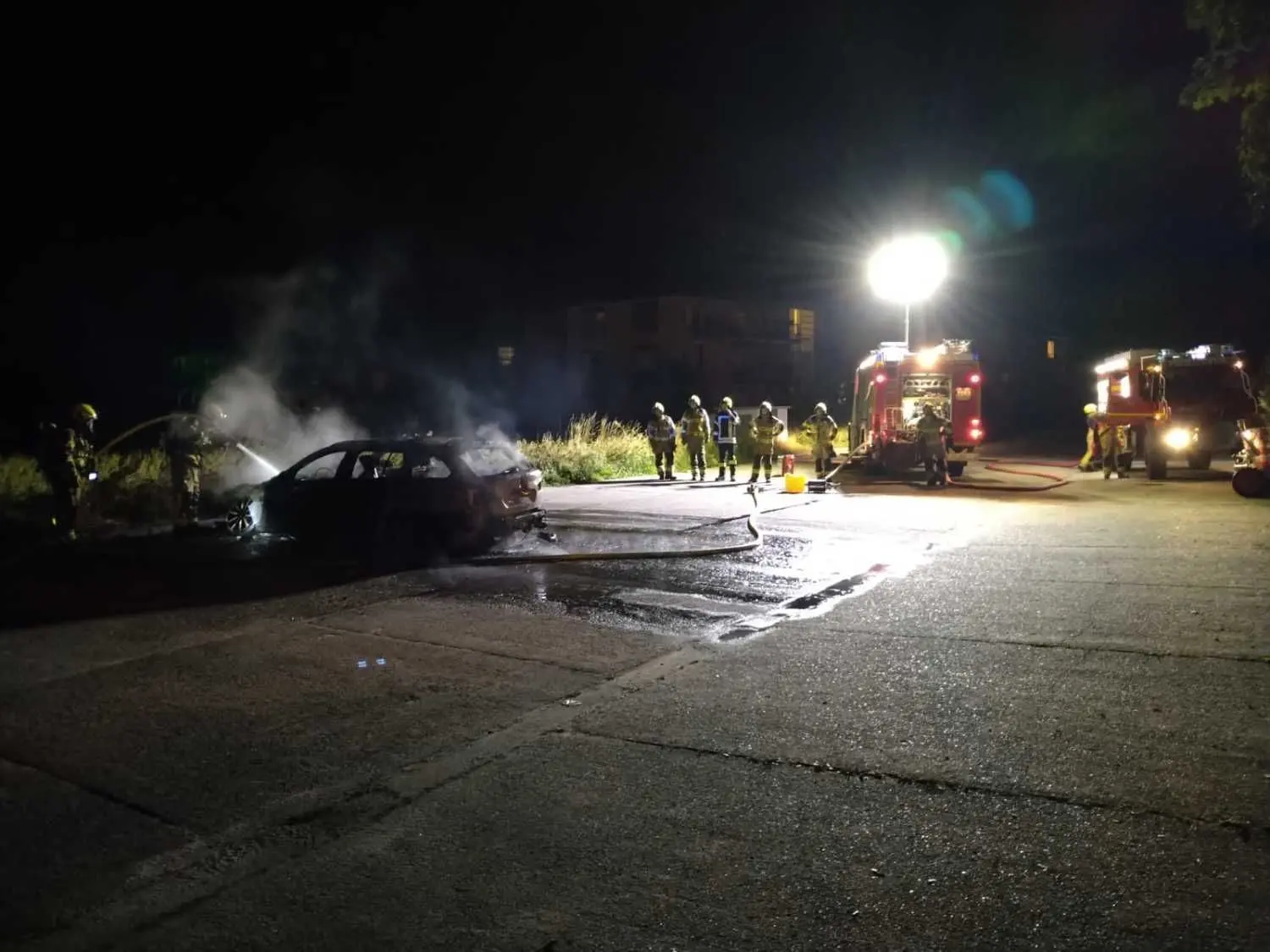Ein BMW ist in der Nacht zum Donnerstag auf einem Parkplatz an der Brandenburger Straße in Finsterwalde ausgebrannt.