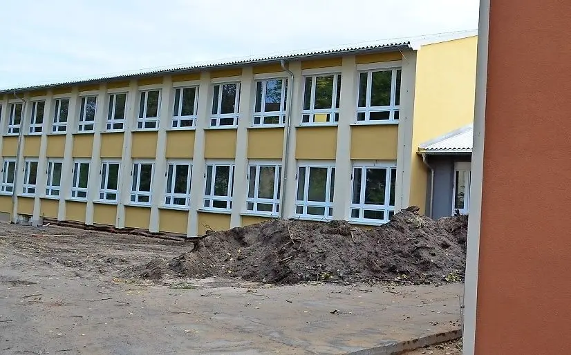 Vom hässlichen Entlein zum schönen Schwan: Der denkmalgeschützte Altbau ist äußerlich fast fertig. Die Schule ist die älteste in der Neustadt.