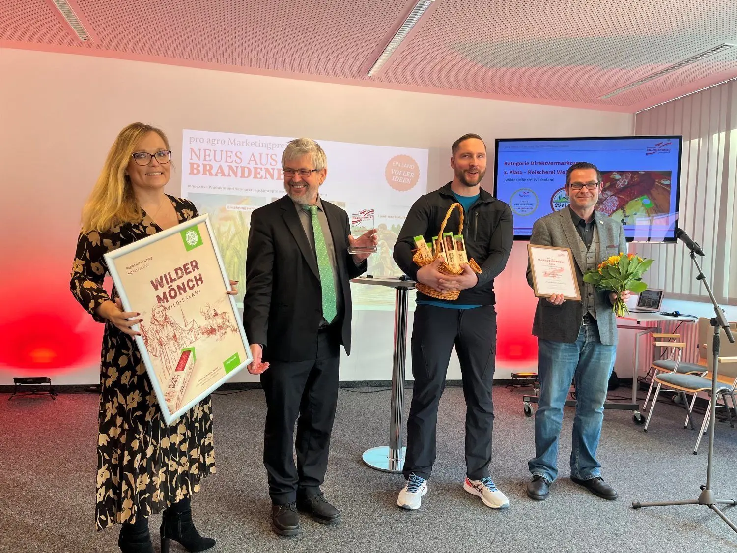 Für seine Wildsalami „Wilder Mönch“ hat Fleischermeister und Betriebswirt Matthias Weiland (2.v.r.) auf der Internationalen Grünen Woche in Berlin den „pro Agro Marketingpreis“ bekommen.