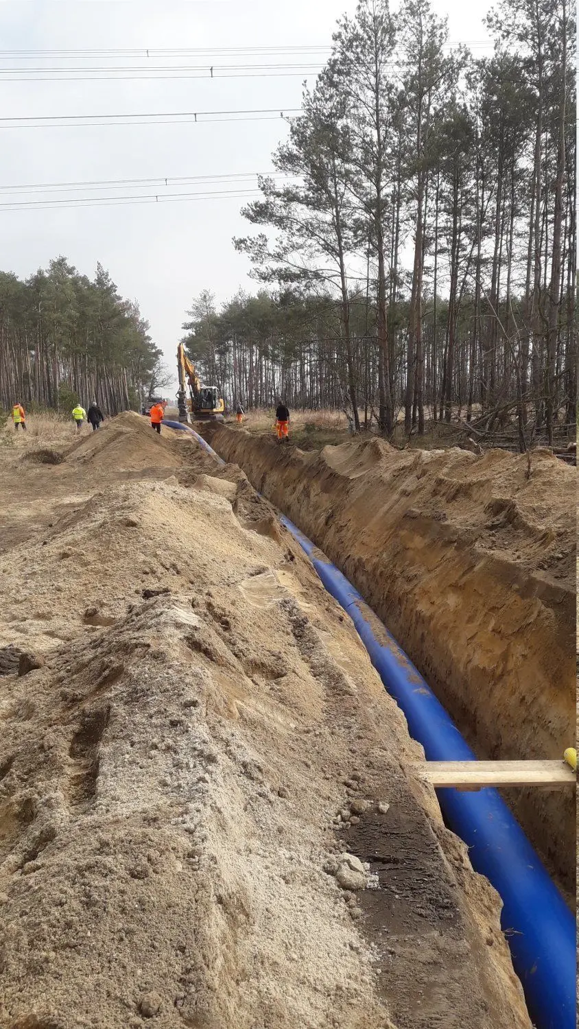 Der erste Bauabschnitt der neuen Trinkwasserhauptleitung vom Wasserwerk Oschätzchen nach Elsterwerda hat hier die Gemarkungsgrenze zwischen Kröbeln und Reichenhain erreicht und ist inzwischen so gut wie fertiggestellt.