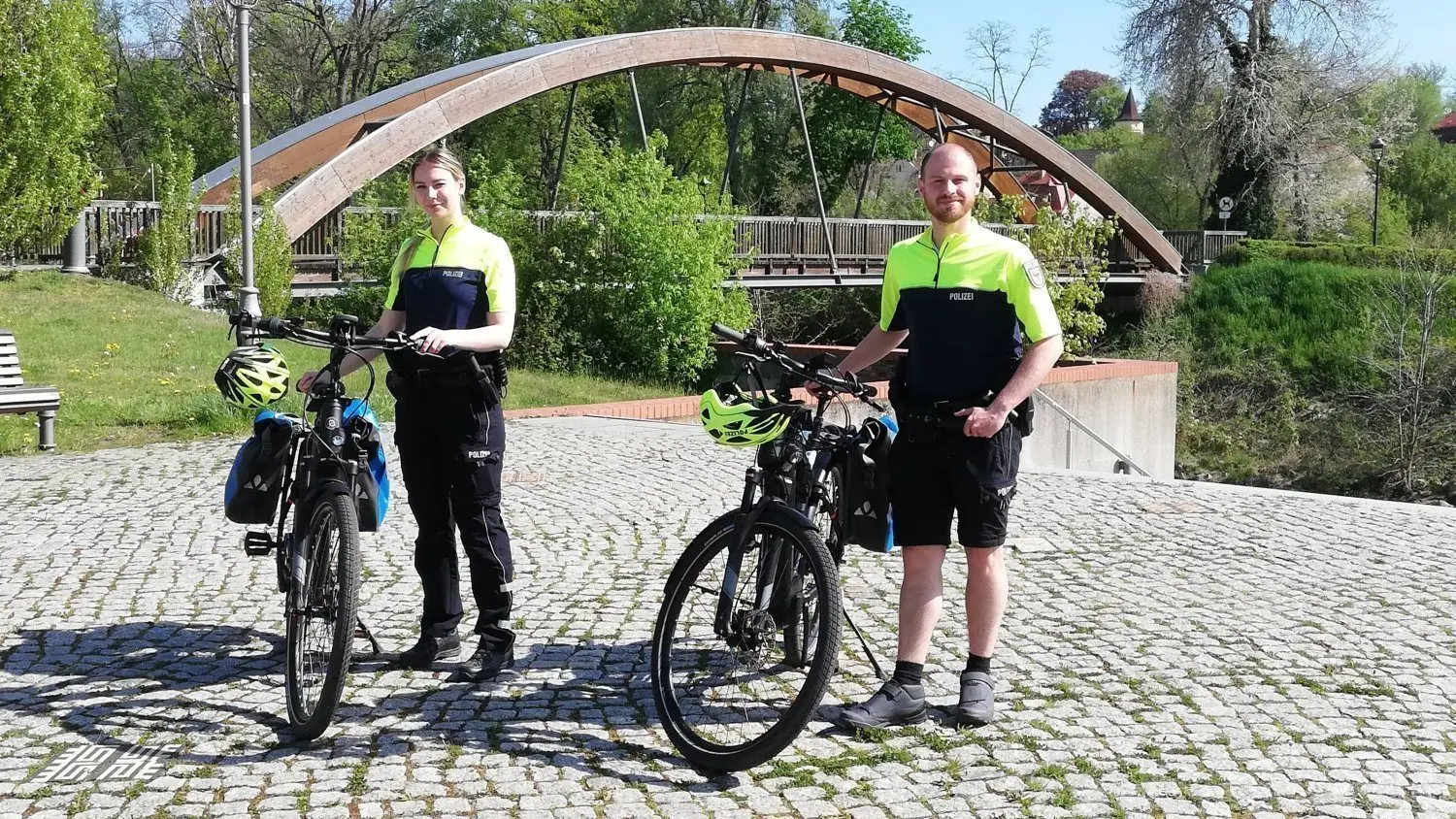 Julia Balcerzak und Florian Kraft vom Gemeinsamen Polizei-Team Guben-Gubin sind vor allem präventiv unterwegs und helfen auch bei Fragen zu den aktuellen Verordnungen im kleinen Grenzverkehr mit Polen.