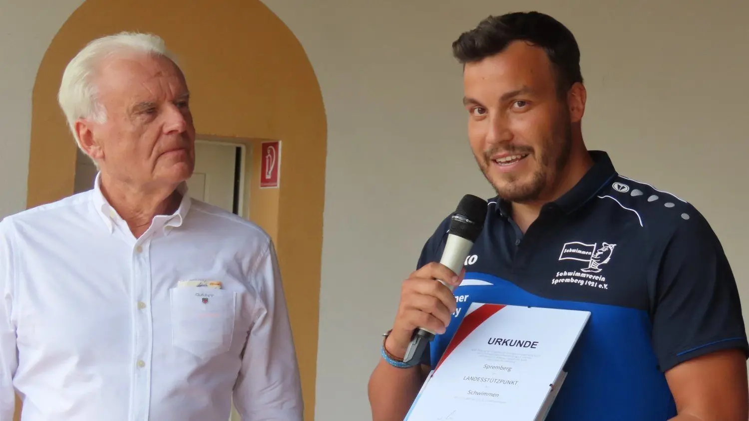 Tony Hansel, stellvertretender Vorsitzender des Schwimmvereins Spremberg 1921, ist stolz, dass Spremberg jetzt Landesstützpunkt im Schwimmen ist. Wolfgang Rupieper, Präsident des Landesschwimmverbandes, hat ihm die Urkunde zum 100. Geburtstag des Vereins überreicht.