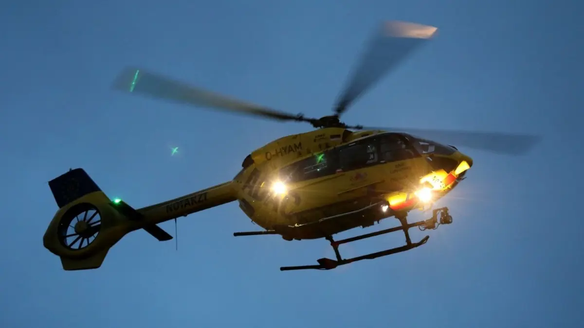 Der Jugendliche, der keinen Helm getragen hatte, wurde bei dem Unfall so schwer verletzt, dass er nach notärztlicher Erstversorgung an der Unfallstelle mit einem Rettungshubschrauber zur intensivmedizinischen Behandlung in eine Klinik geflogen werden musste. (Symbolfoto)
Ein Notarzt-Hubschrauber des ADAC bringt einen Corona- Intensivpatienten aus Sachsen in das Klinikum Südstadt. Damit sind jetzt drei Corona-Patienten aus Sachsen nach Rostock verlegt worden. In den kommenden Tagen werden in MV laut Gesundheitsministerium des Landes bis zu zehn Patienten aus Sachsen erwartet. +++ dpa-Bildfunk +++