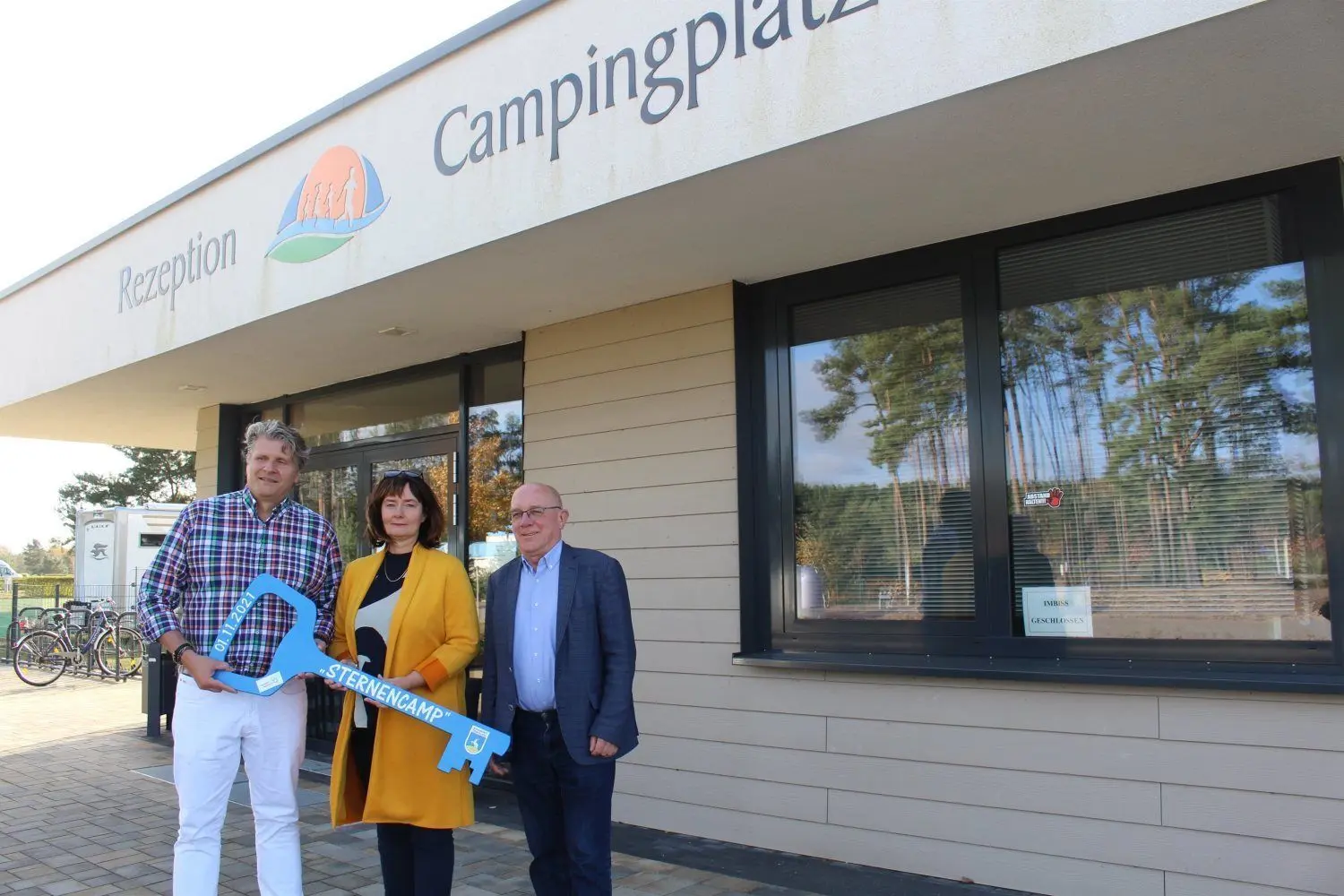 Das sind die neuen Betreiber vom Sternencamp in Boxberg am Bärwalders See: Katrin Fahrland und Peter Hesse (l.). Sie bekommen den symbolischen Schlüssel von Bürgermeister Achim Junker (CDU).